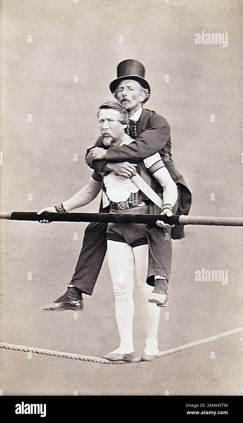 Les Frères Alinari - Charles Blondin - marcheur de corde raide avec le poteau d'équilibre et donnant à un gentilhomme bien habillé un dos de porc Banque D'Images