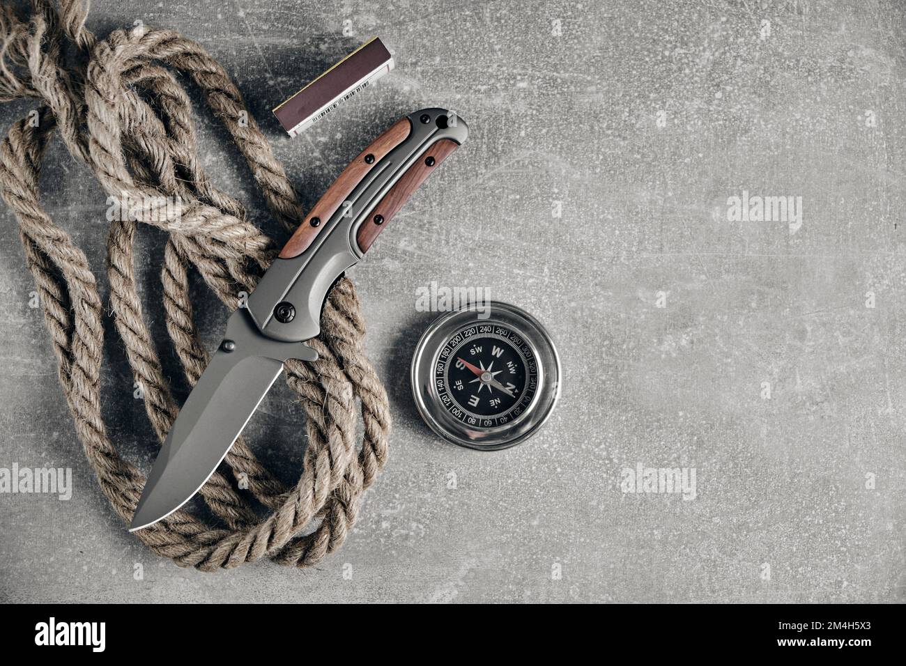 Couteau pliant tactique pour survie, corde, allumettes et compas, kit de survie dans des conditions difficiles Banque D'Images