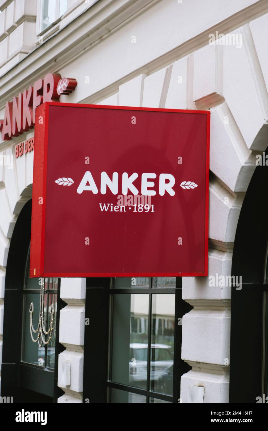 Vienne, Autriche - 28 août 2022: Un panneau Anker, accroché à la façade d'une des franchises de cette chaîne de boulangerie fondée en 1891, à Vienne, au Banque D'Images