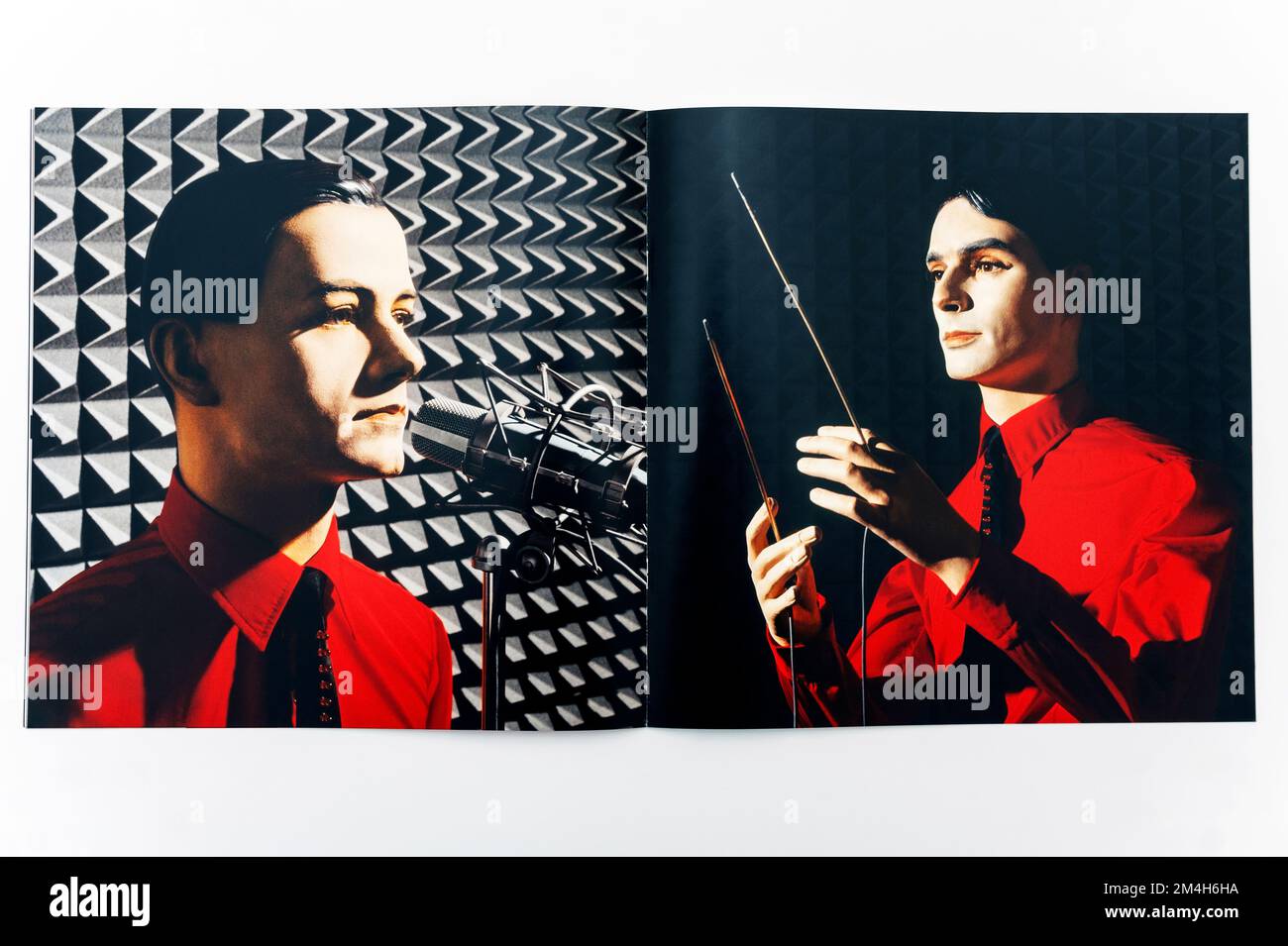 Livret livré avec le catalogue un coffret d'albums du groupe de musique électronique allemand Kraftwerk Banque D'Images