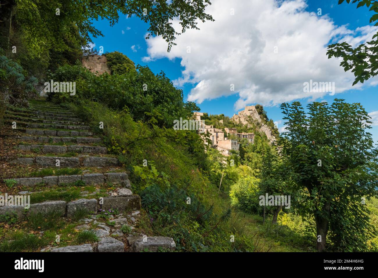 Montebello sul Sangro (Abruzzes, Italie) - Un petit village dans la province de Chieti célèbre pour la ville fantôme de Buonanotte, abandonné après un glissement de terrain Banque D'Images