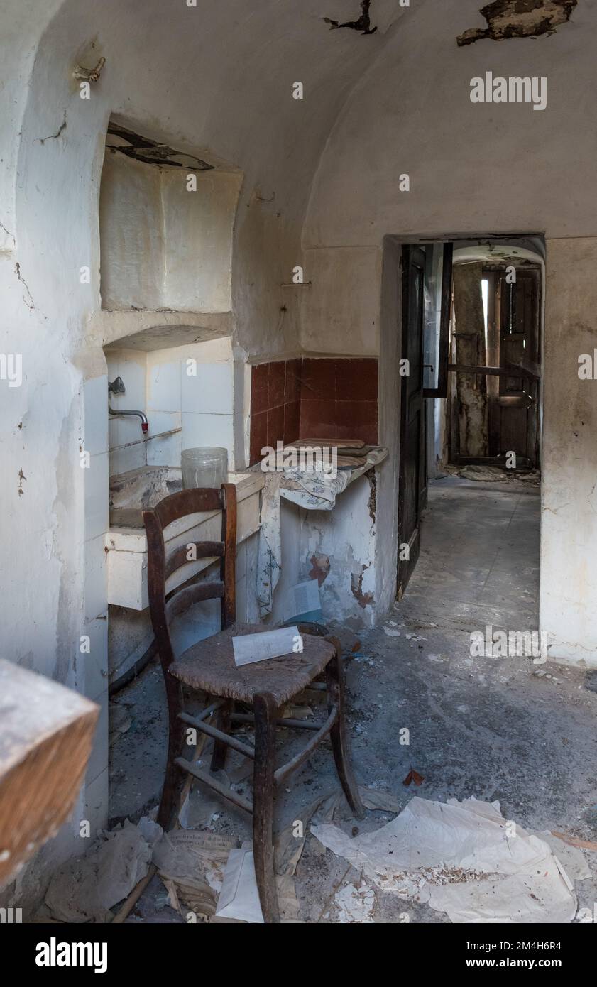 Montebello sul Sangro (Abruzzes, Italie) - Un petit village dans la province de Chieti célèbre pour la ville fantôme de Buonanotte, abandonné après un glissement de terrain Banque D'Images