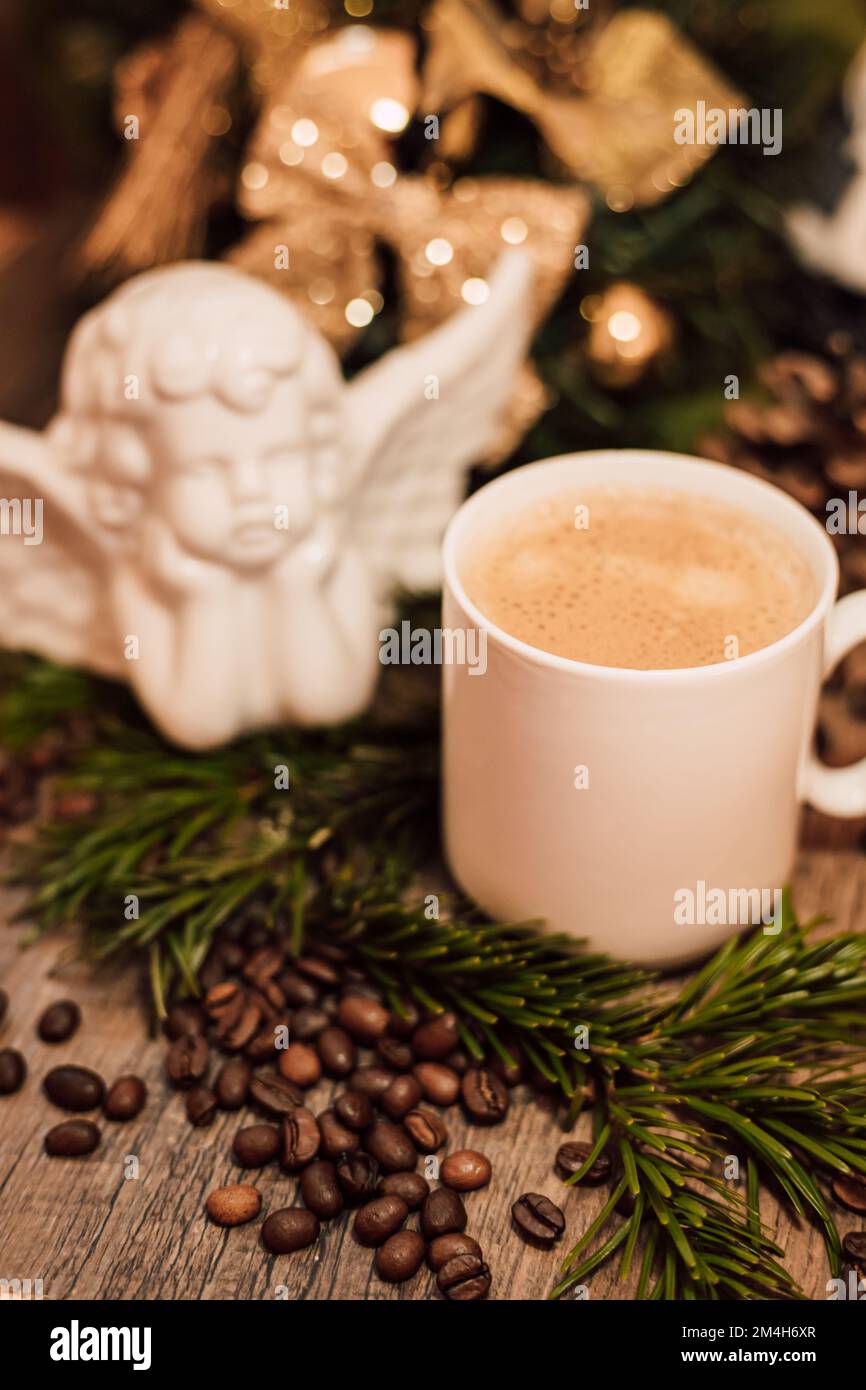 Ange de Noël, tasse de café sur une table en bois sombre Banque D'Images