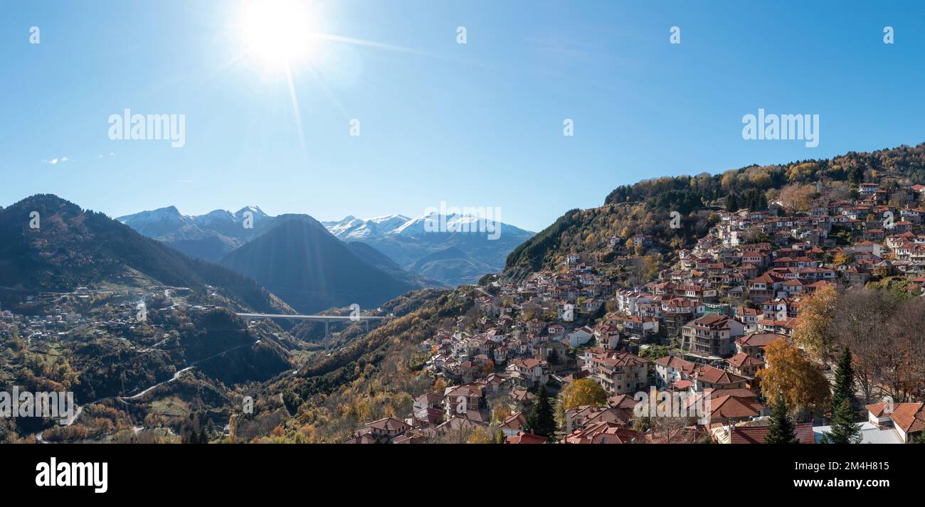 Metsovo Anilio, Epirus Grèce. Vue aérienne de drone du village traditionnel sur la montagne de Pindus, pont de la route nationale Egnatia, fond bleu ciel. Banque D'Images