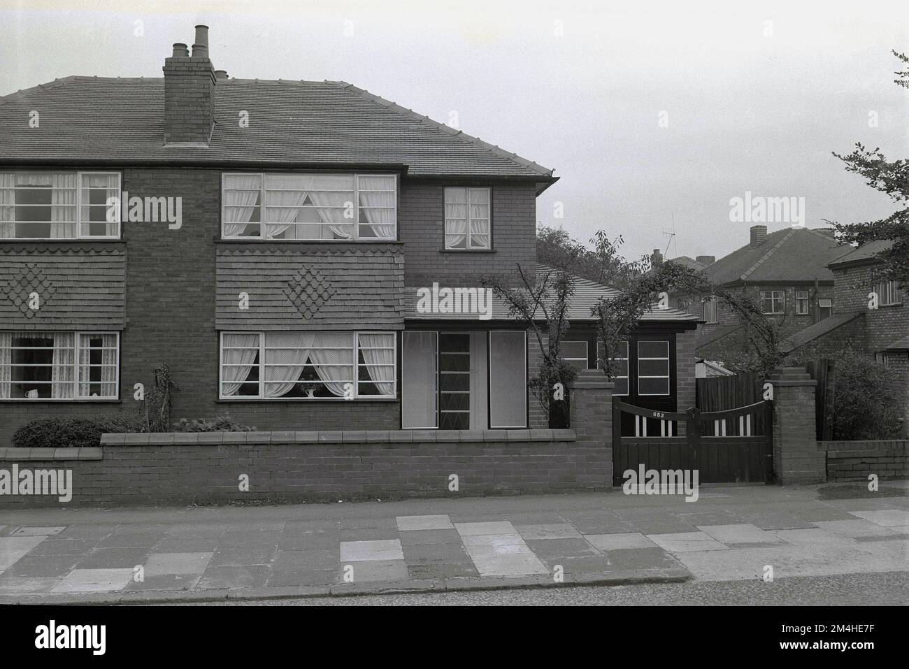 1950s, historique, extérieur, vue de face de cette époque d'une maison semi-individuelle, deux étages de banlieue, buitl vers début 1930a, dans une banlieue de Manchester, Angleterre, Royaume-Uni, avec garage individuel attaché. Banque D'Images