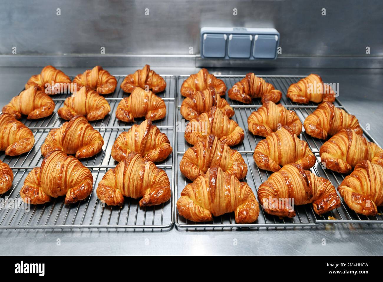 French Croissant fabriqué par boulanger - France Banque D'Images