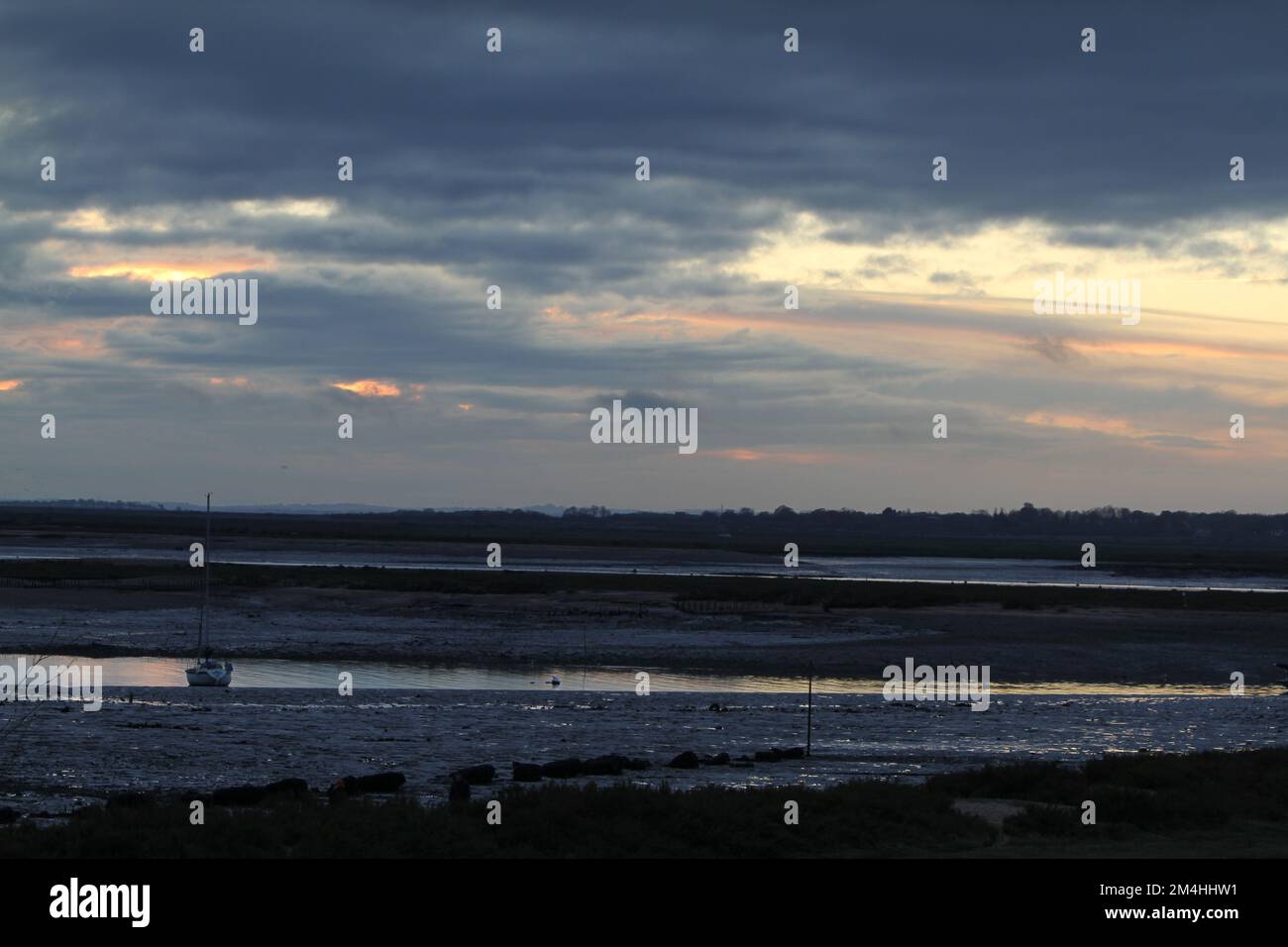 Mersea Island, Royaume-Uni. 21st décembre 2022. Coucher de soleil le jour du solstice d'hiver sur l'estuaire de Blackwater à l'île Mersea dans l'Essex, l'île la plus habitée à l'est de la Grande-Bretagne. Crédit : Eastern Views/Alamy Live News Banque D'Images