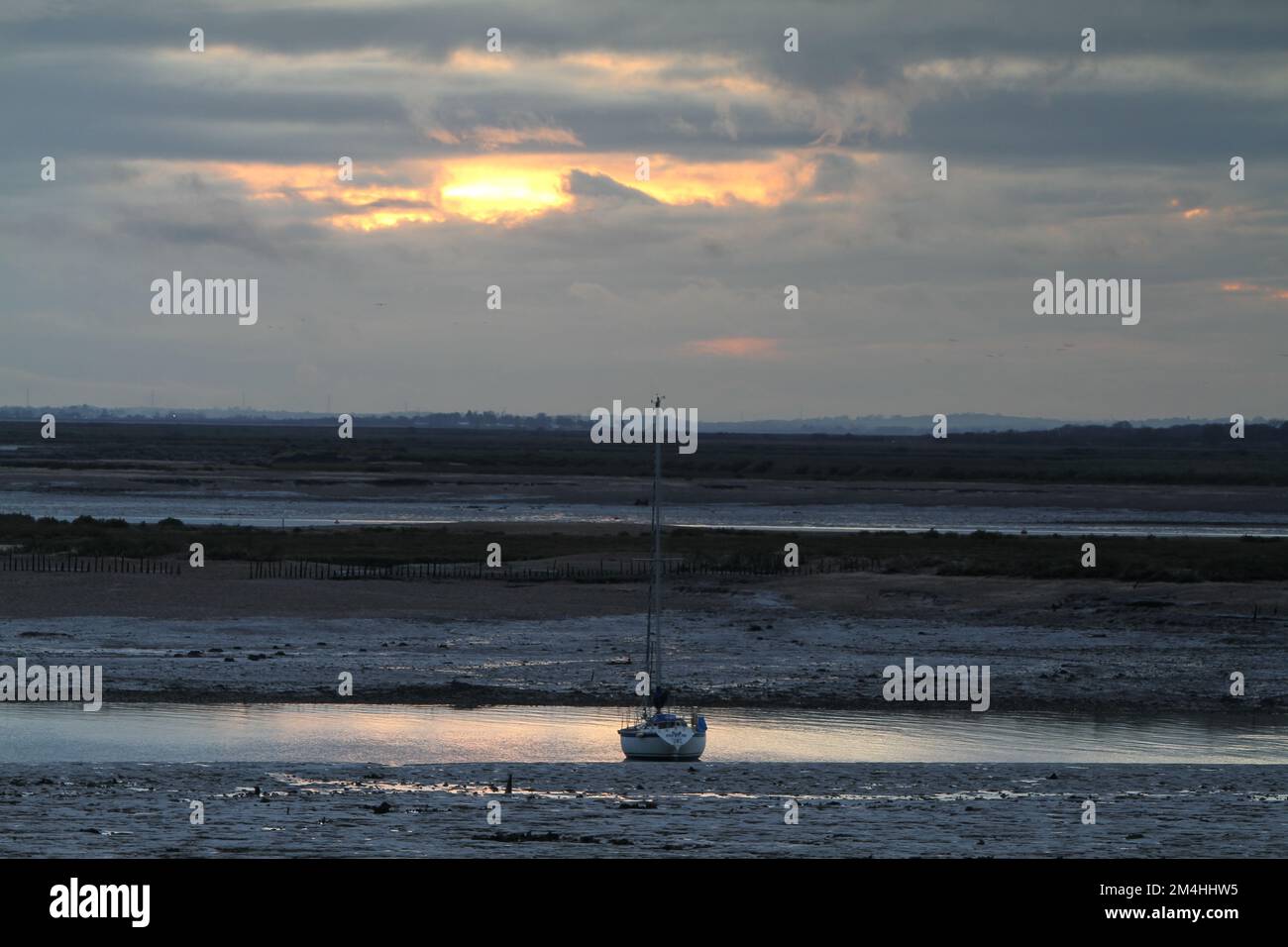 Mersea Island, Royaume-Uni. 21st décembre 2022. Coucher de soleil le jour du solstice d'hiver sur l'estuaire de Blackwater à l'île Mersea dans l'Essex, l'île la plus habitée à l'est de la Grande-Bretagne. Crédit : Eastern Views/Alamy Live News Banque D'Images