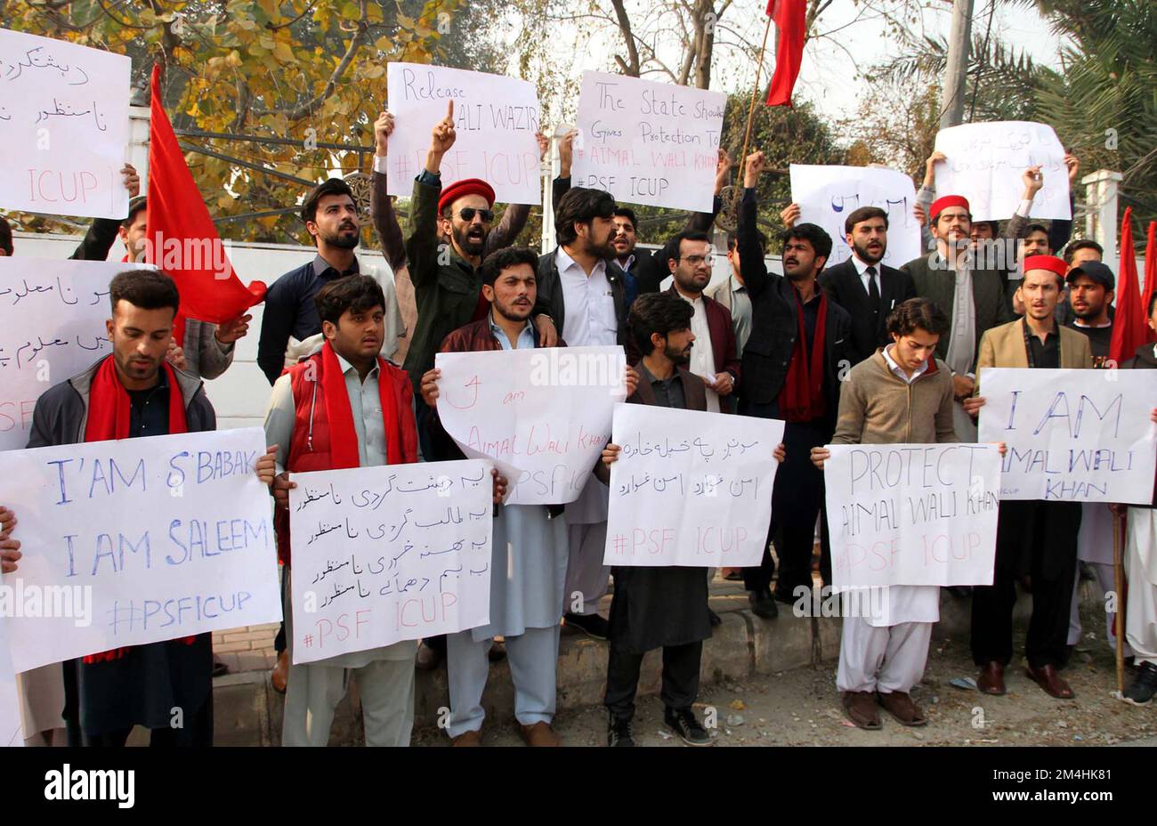 Des membres de la Fédération des étudiants de Pashtun (PSF) tiennent une manifestation de protestation en faveur d'Aimal Wali Khan, président provincial du Parti national Awami (ANP) et d'Ali Wazir, au club de presse de Peshawar, mercredi, à 21 décembre 2022. Banque D'Images