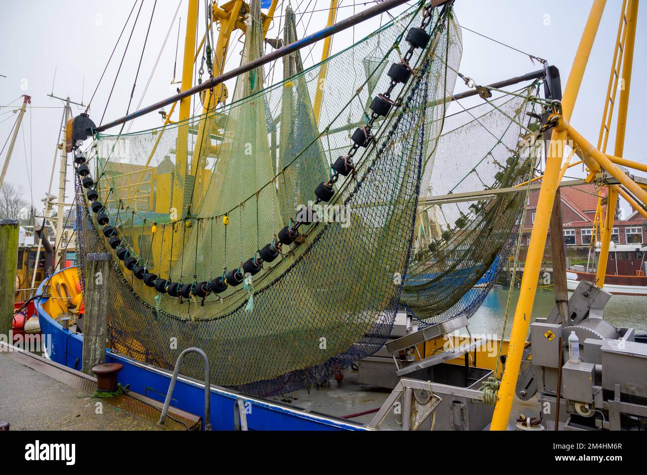 Filet sur un bateau de pêche aux crevettes coloré dans le port historique de Neuharlingersiel Banque D'Images