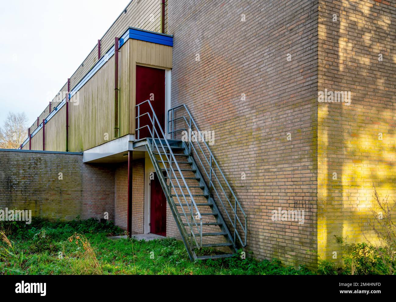 Porte arrière d'un bâtiment avec évacuation incendie Banque D'Images