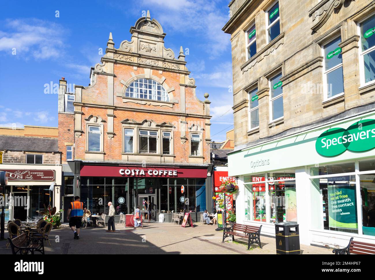 Harrogate Yorkshire Costa Coffee uk façade avant et magasin Specsavers dans le centre-ville de Harrogate North Yorkshire Angleterre GB Europe Banque D'Images