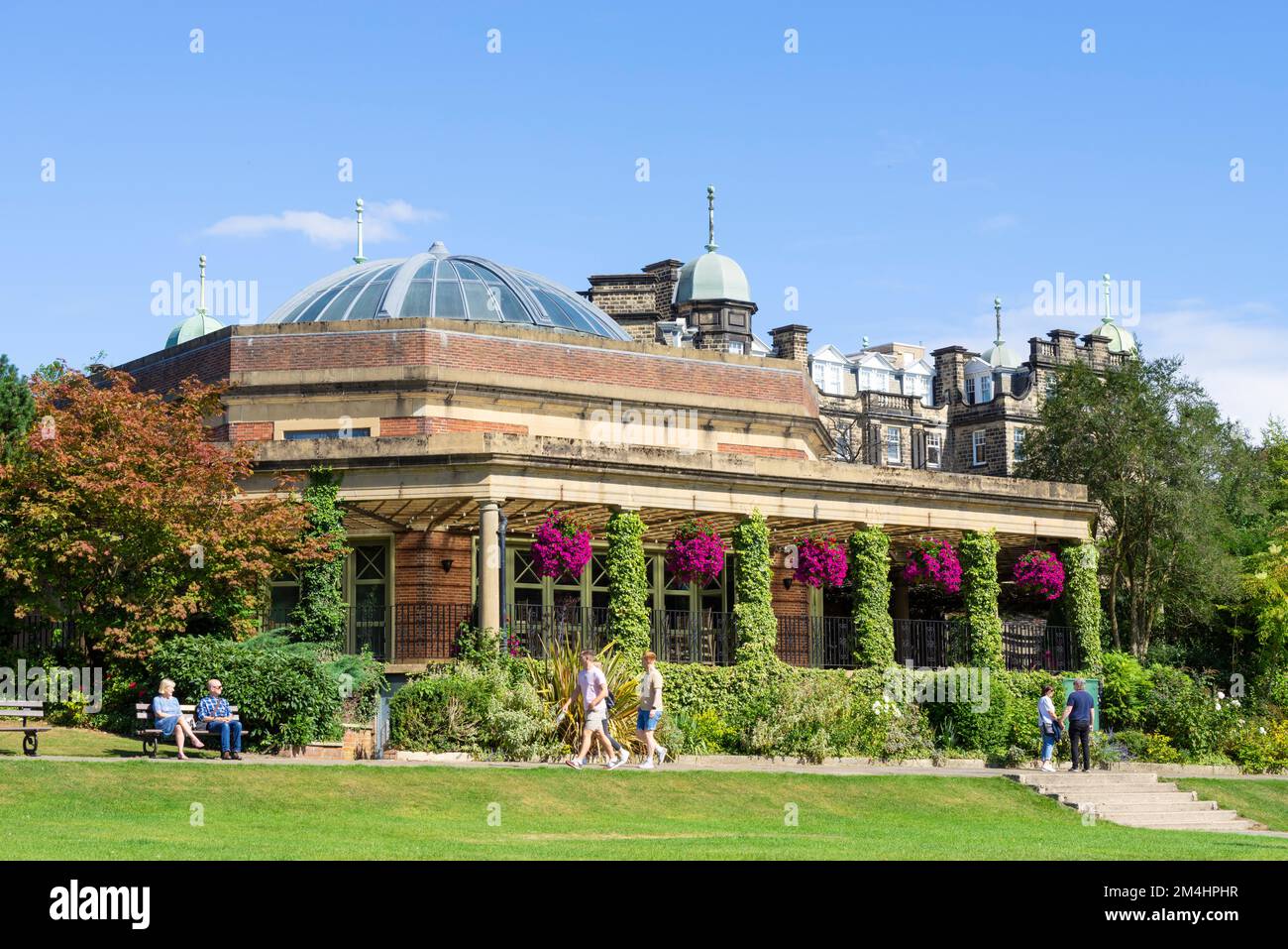 Harrogate Yorkshire le Sun Pavilion et Sun Colonnade dans les Valley Gardens de Grade II Harrogate North Yorkshire Angleterre GB Europe Banque D'Images