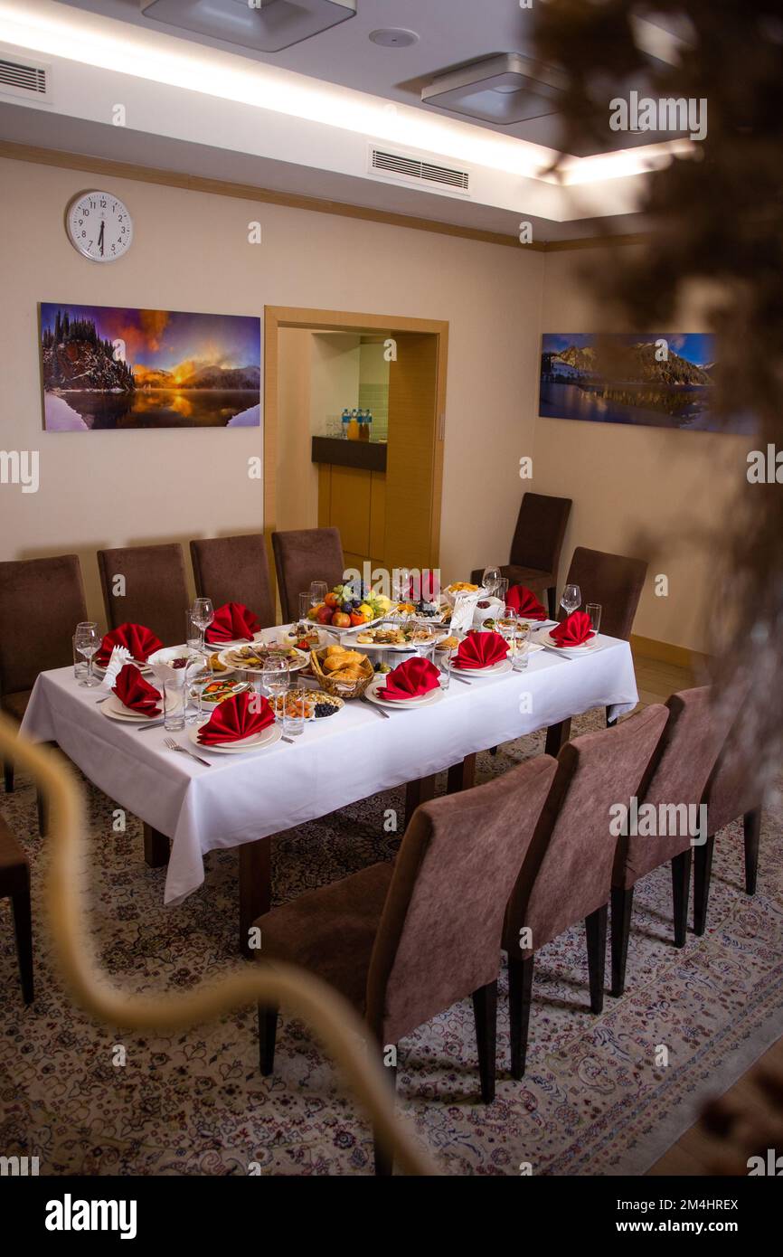 table festive avec divers plats et en-cas avec des serviettes rouges. Banque D'Images