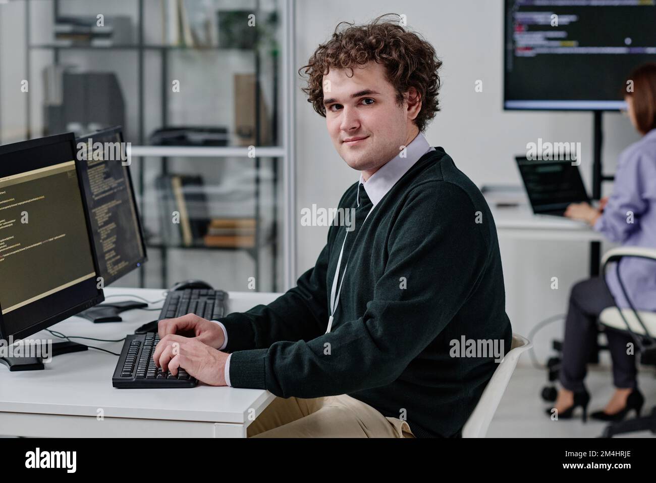 Image Informaticien Portrait d'un jeune SPÉCIALISTE INFORMATIQUE qui regarde l'appareil ...