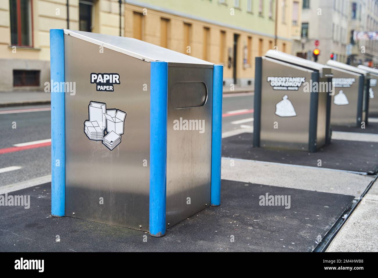 Ljubljana, Slovénie - 10 octobre 2022 : conteneurs pour la collecte séparée des ordures dans les rues de Ljubljana Banque D'Images