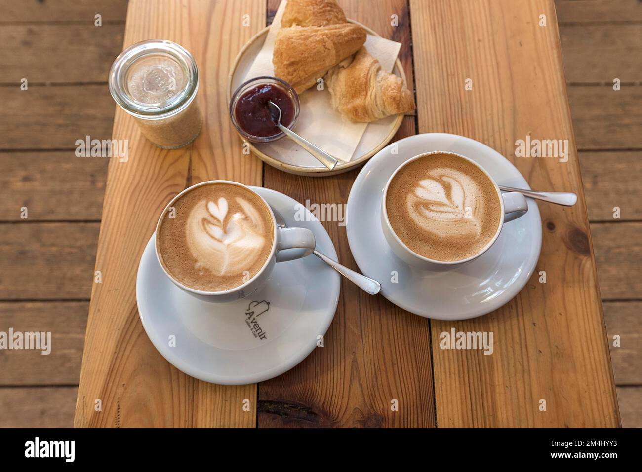 Deux cappuccinos et croissant sur une table en bois, Basse-Saxe, Allemagne Banque D'Images