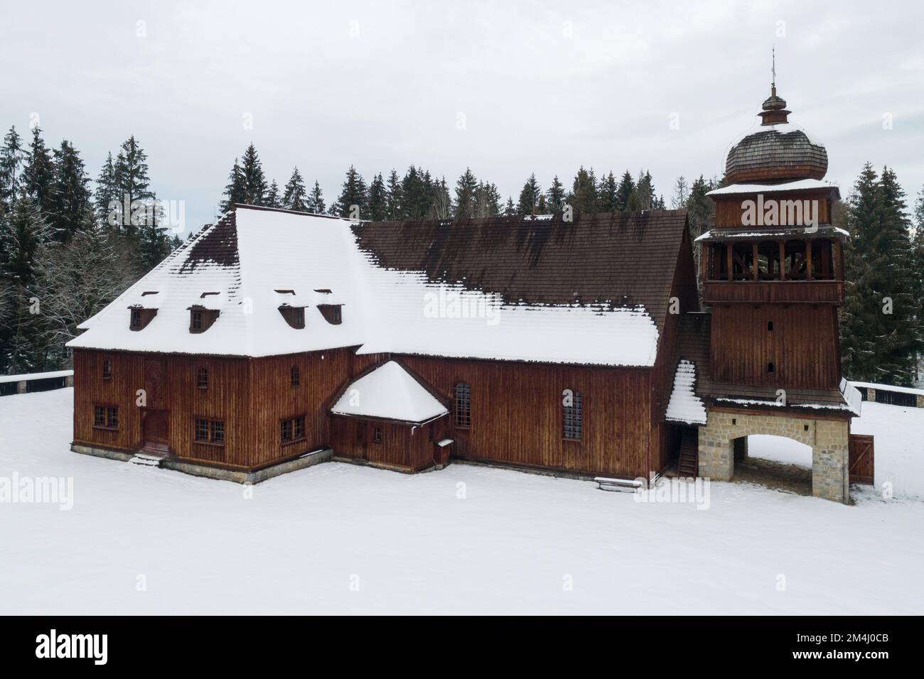 Vue aérienne de l'église évangélique articulaire en bois de Svaty Kriz - l'un des plus grands bâtiments en bois d'Europe centrale, Slovaquie Banque D'Images