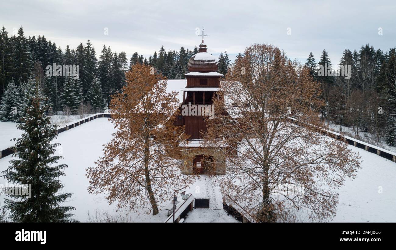 Vue aérienne de l'église évangélique articulaire en bois de Svaty Kriz - l'un des plus grands bâtiments en bois d'Europe centrale, Slovaquie Banque D'Images