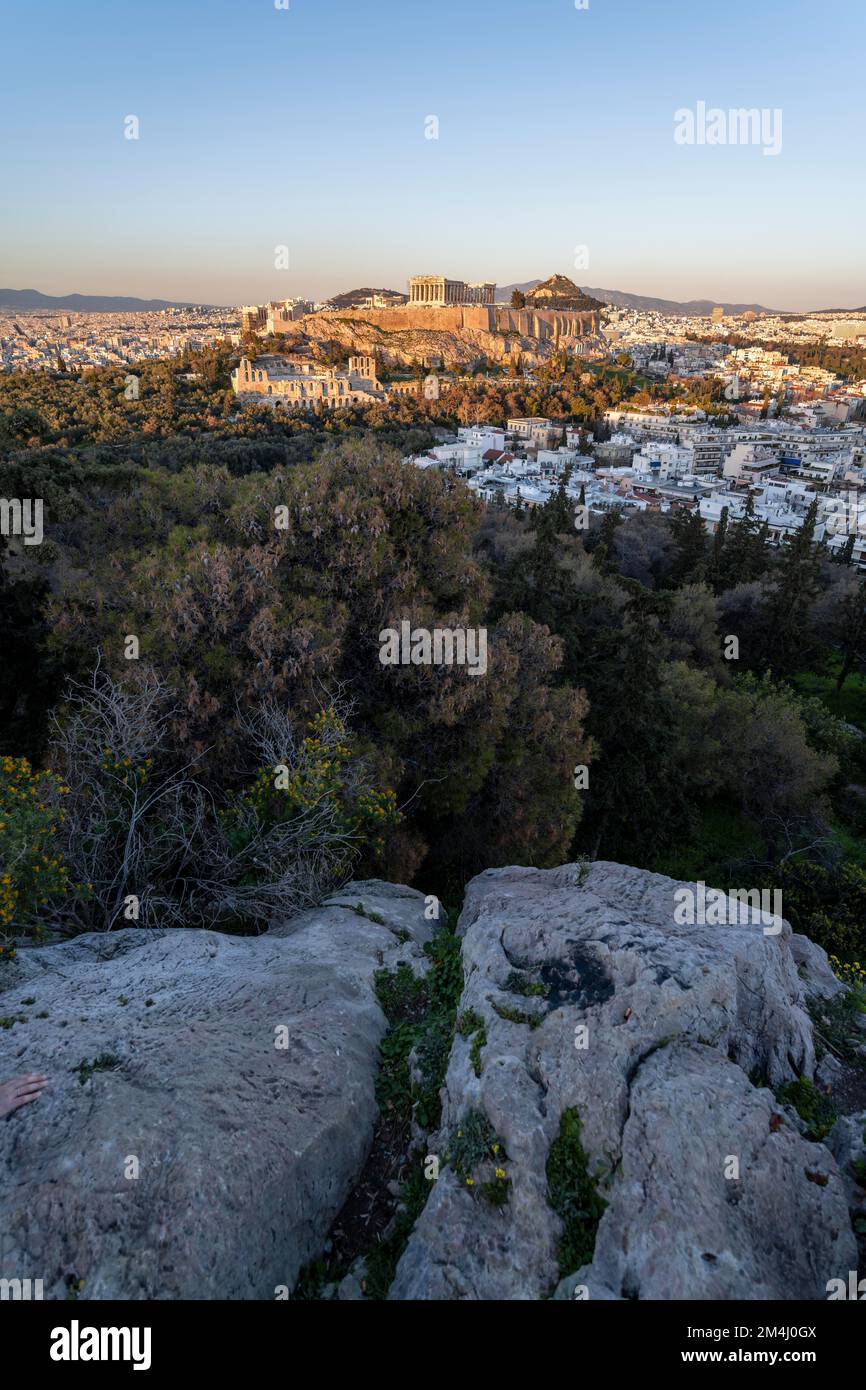 Vue depuis la colline de Philopapos sur la ville au coucher du soleil, panorama du Temple du Parthénon et de l'Amphithéâtre d'Hérode, Acropole, Athènes, Grèce Banque D'Images