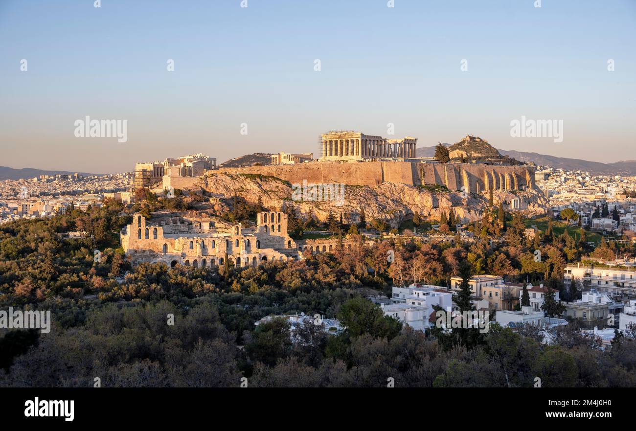 Vue depuis la colline de Philopapos sur la ville au coucher du soleil, panorama du Temple du Parthénon et de l'Amphithéâtre d'Hérode, Acropole, Athènes, Grèce Banque D'Images