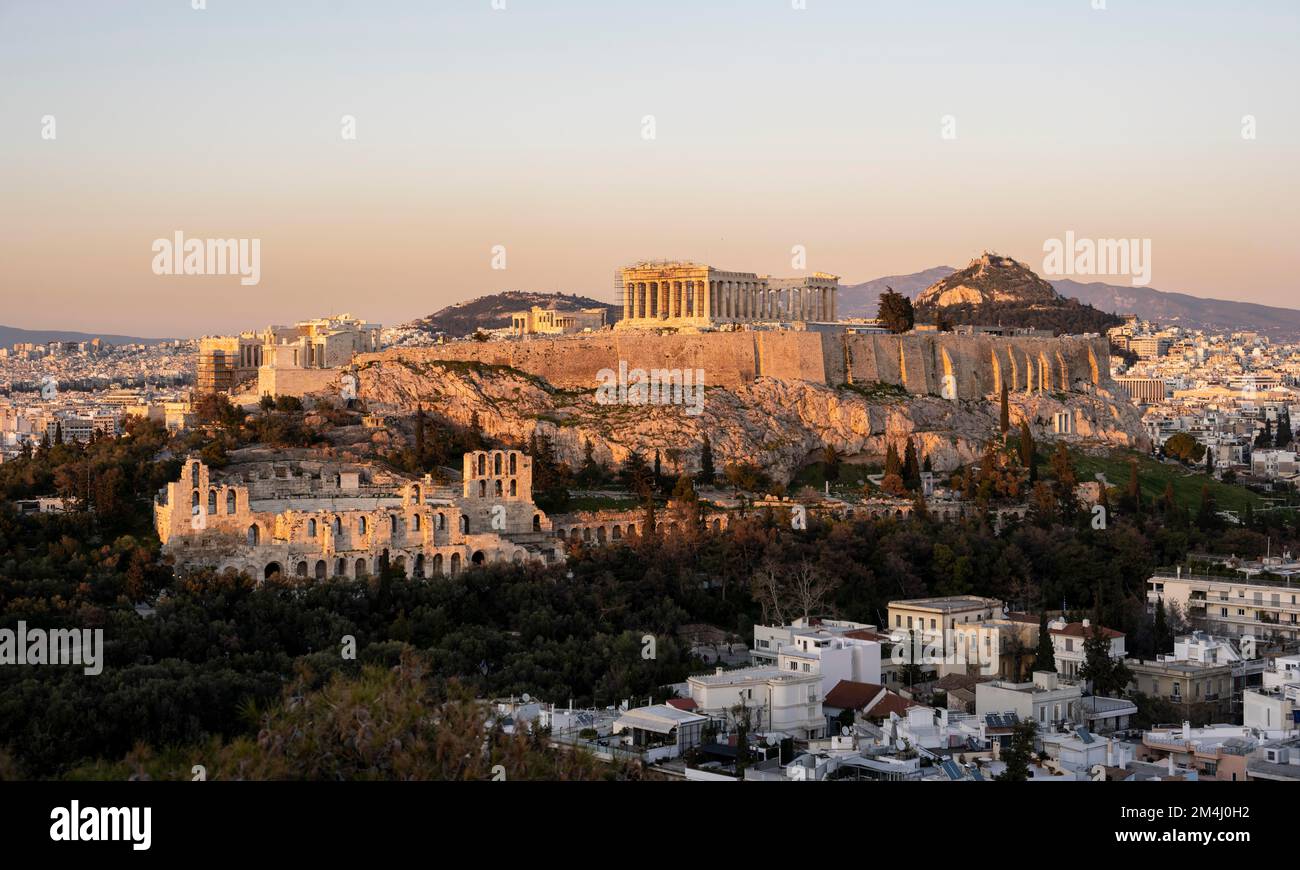 Vue depuis la colline de Philopapos sur la ville au coucher du soleil, panorama du Temple du Parthénon et de l'Amphithéâtre d'Hérode, Acropole, Athènes, Grèce Banque D'Images