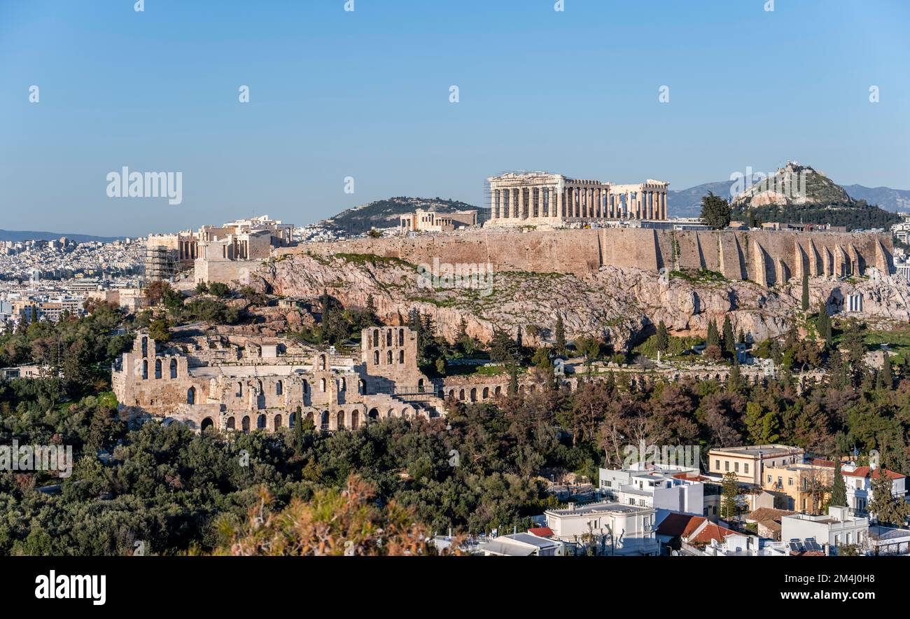 Vue depuis la colline de Philopapos jusqu'à l'Acropole, le temple du Parthénon et l'amphithéâtre d'Hérode, l'Acropole, Athènes, Grèce Banque D'Images