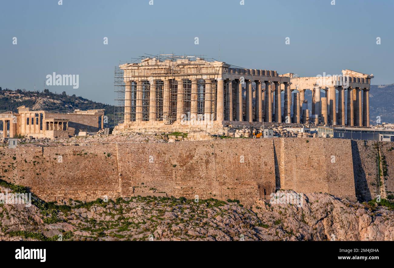 Vue depuis la colline de Philopapos jusqu'à l'Acropole avec le temple du Parthénon, l'Acropole, Athènes, Grèce Banque D'Images