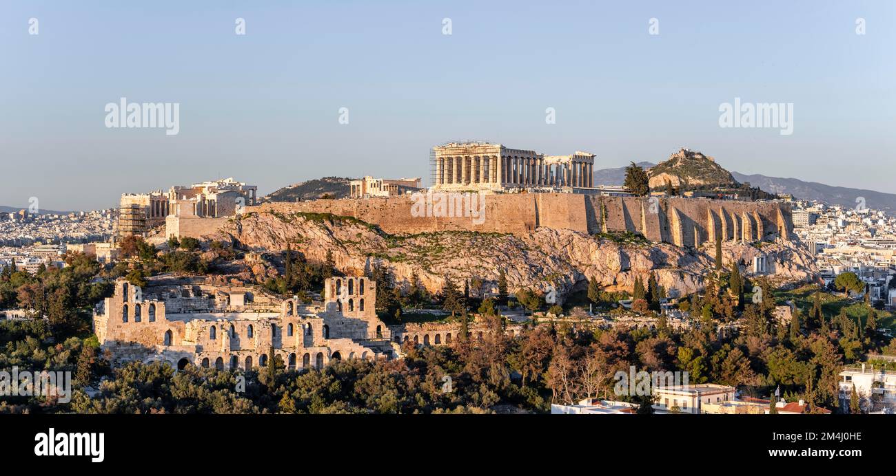 Vue sur l'Acropole depuis la colline de Philopapos, au coucher du soleil, le temple de Parthénon et l'amphithéâtre d'Hérode, l'Acropole, Athènes, Grèce Banque D'Images