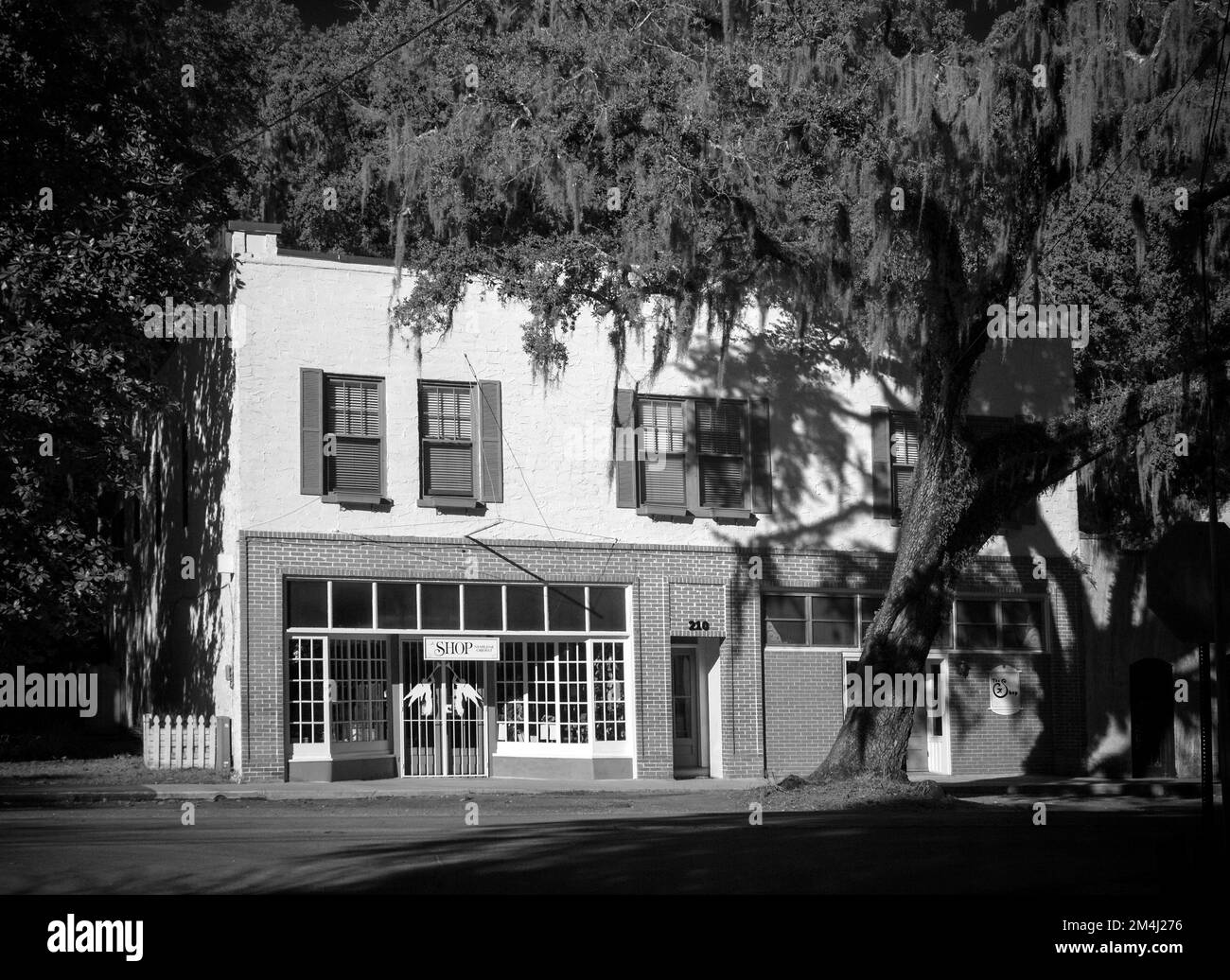 Noir et blanc de l'ancien bâtiment dans la ville historique de Micanopy, Floride, États-Unis Banque D'Images