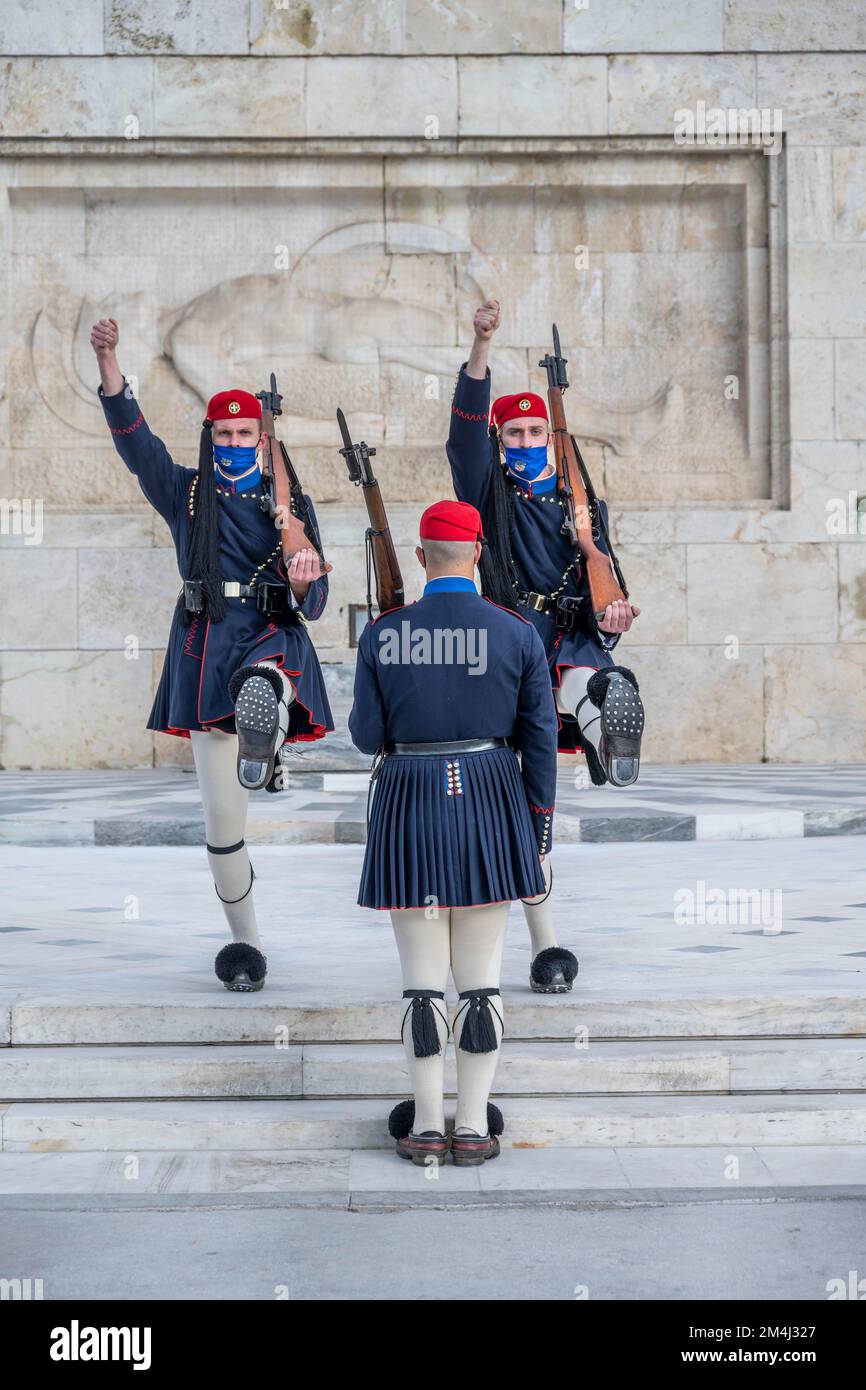 Détachement de la Garde présidentielle Evzones devant le Monument du Soldat inconnu près du Parlement grec, place Syntagma, Athènes Banque D'Images