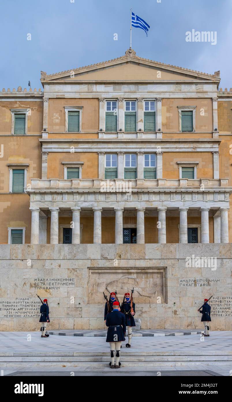 Détachement de la Garde présidentielle Evzones devant le Monument du Soldat inconnu près du Parlement grec, place Syntagma, Athènes Banque D'Images