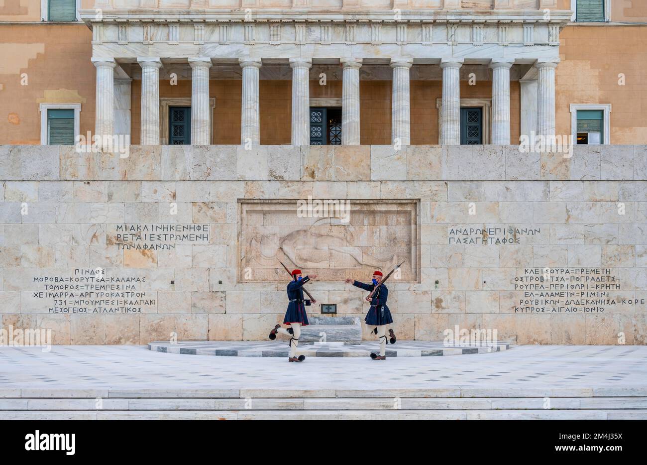 Détachement de la Garde présidentielle Evzones devant le Monument du Soldat inconnu près du Parlement grec, place Syntagma, Athènes Banque D'Images