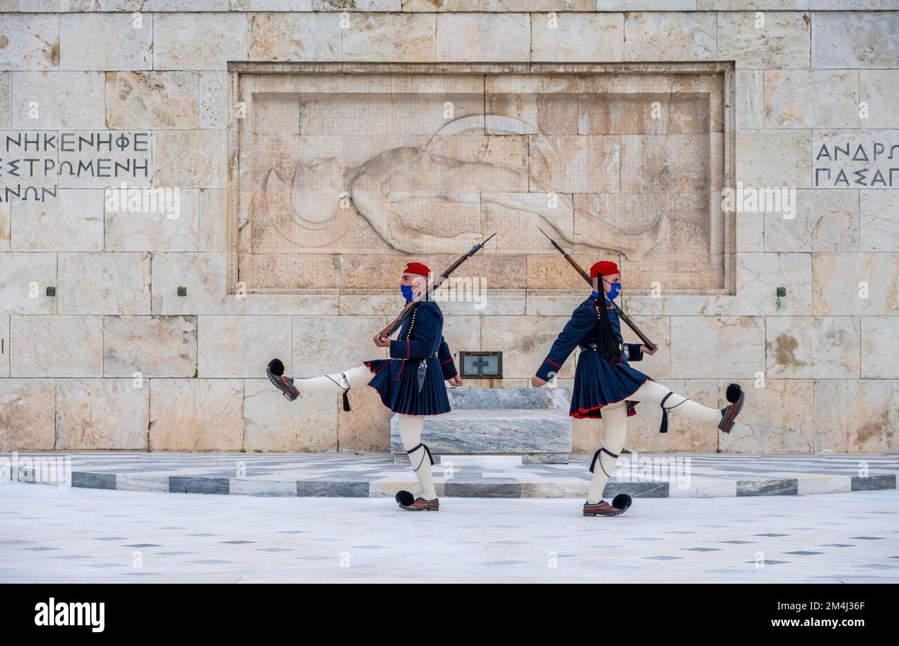 Détachement de la Garde présidentielle Evzones devant le Monument du Soldat inconnu près du Parlement grec, place Syntagma, Athènes Banque D'Images