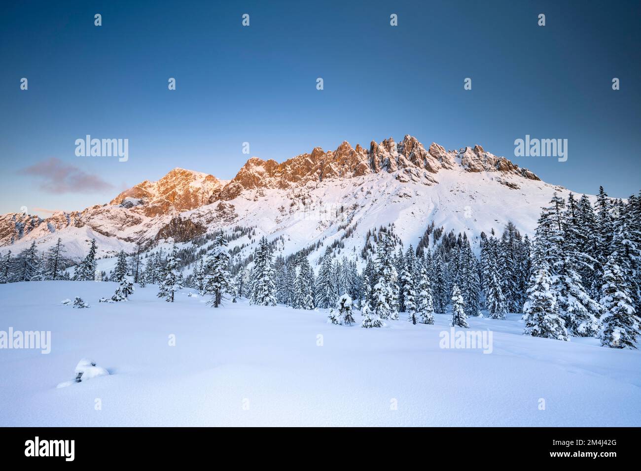 Mandlwand et Hochkoenig en hiver, paysage hivernal profond et enneigé, Muehlbach, Pongau, Salzbourg, Autriche Banque D'Images