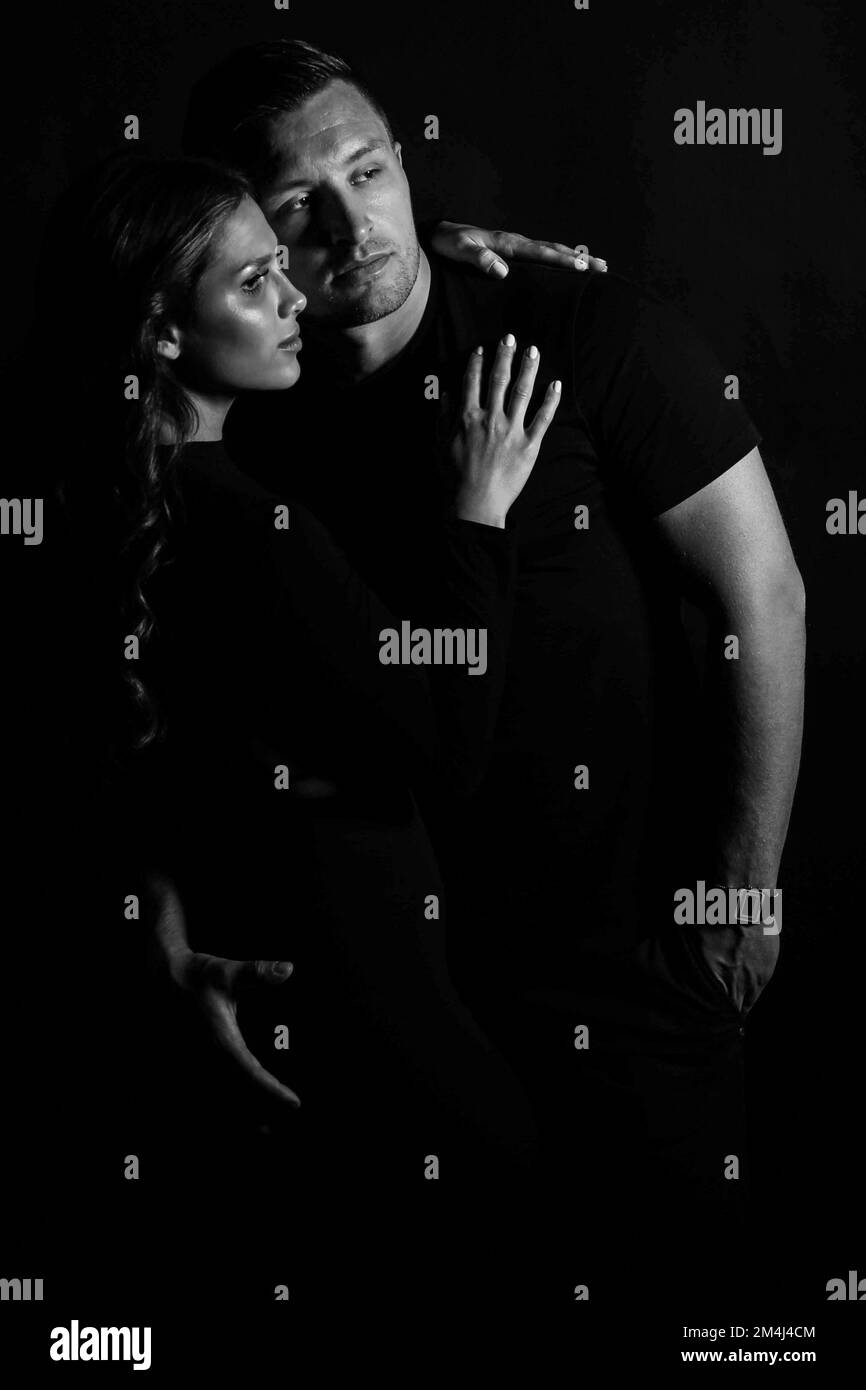 Jeune couple, femme embrassant l'homme, photo en noir et blanc Banque D'Images