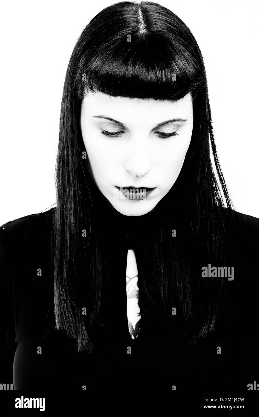 Portrait jeune femme à cheveux longs, fille gothique, photo noir et blanc Banque D'Images
