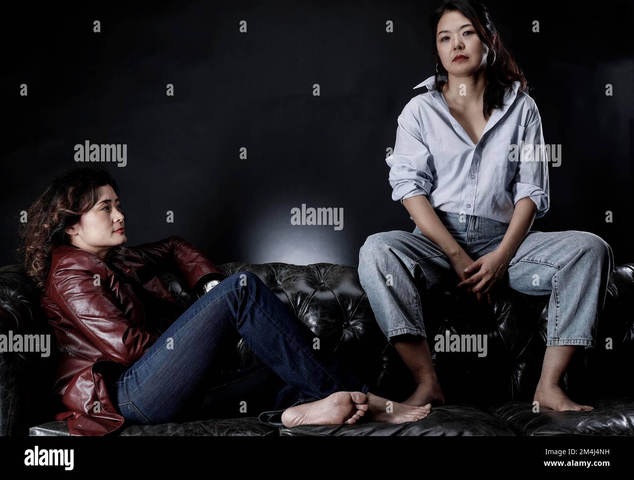 Deux femmes asiatiques sur le canapé, sœurs, frères et sœurs coréens Banque D'Images