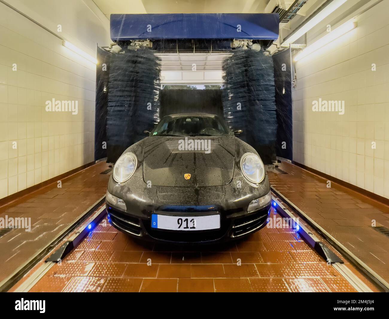 Porsche 911 voiture de sport dans un lave-auto, Allemagne Banque D'Images