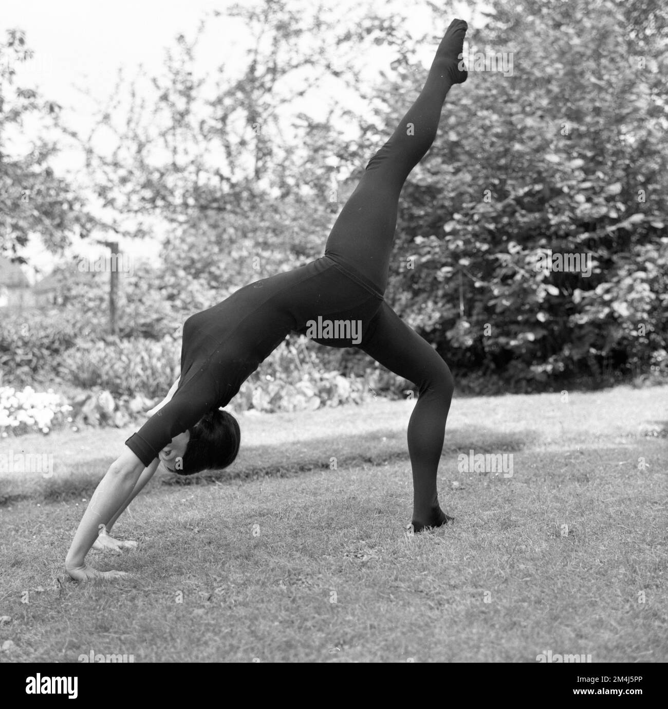 L'exercice 60 ans plus tôt, démontré ici à Dortmund en 1966 avec Hella gymnastique dans un parc, était en bonne santé alors que maintenant, l'Allemagne Banque D'Images