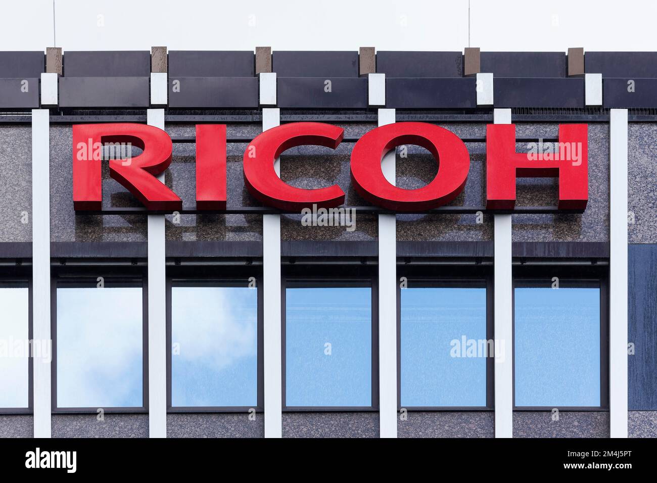 Ricoh, logo sur le bâtiment, société de communication de bureau numérique, imprimantes et appareils photo, Düsseldorf, Rhénanie-du-Nord-Westphalie, Allemagne Banque D'Images