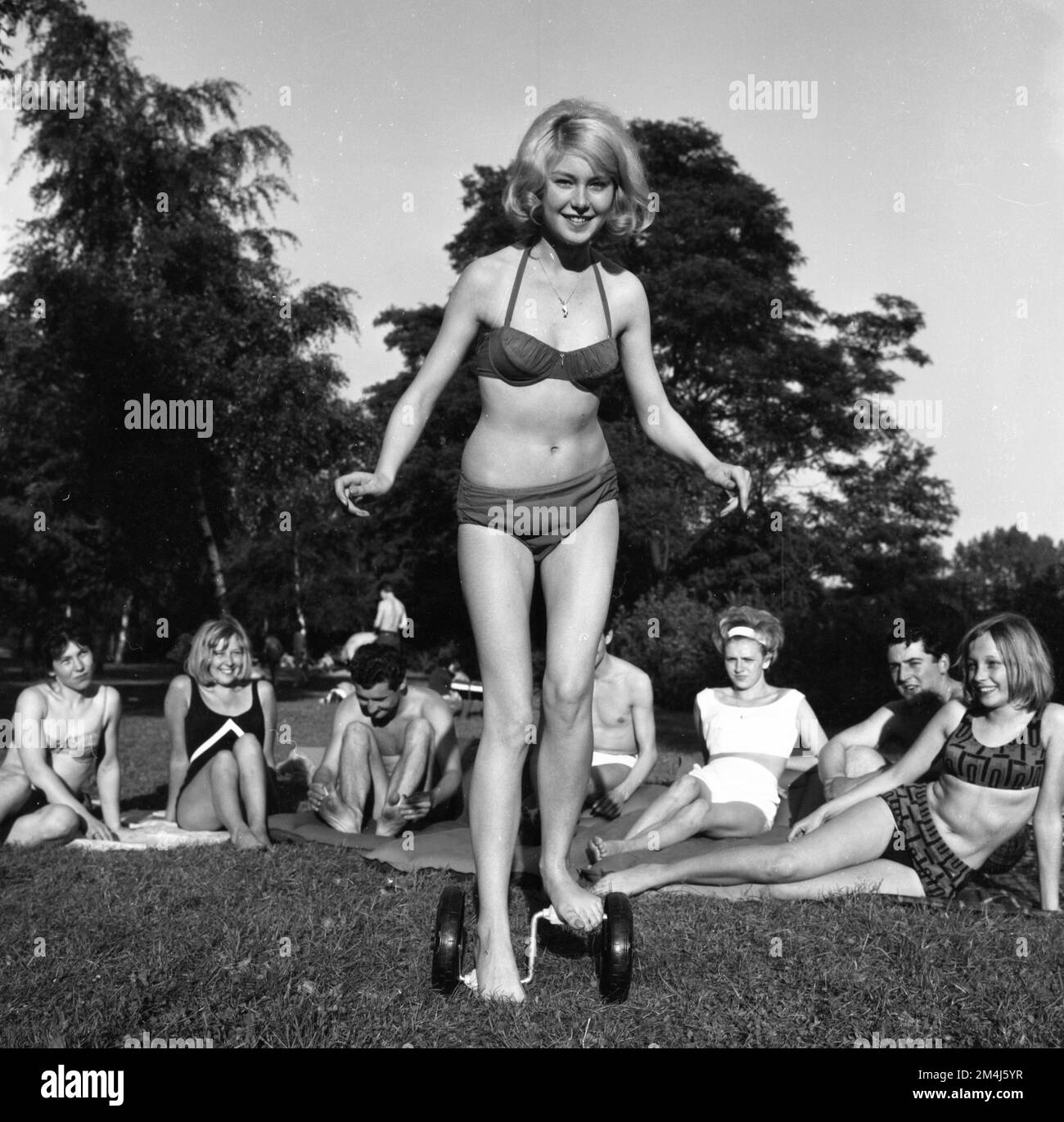 Shopping sur Westenhellweg et loisirs dans la piscine en plein air de Dortmund avec twisty, ici en 1966 à Dortmund, un moyen de transport trouvé un Banque D'Images