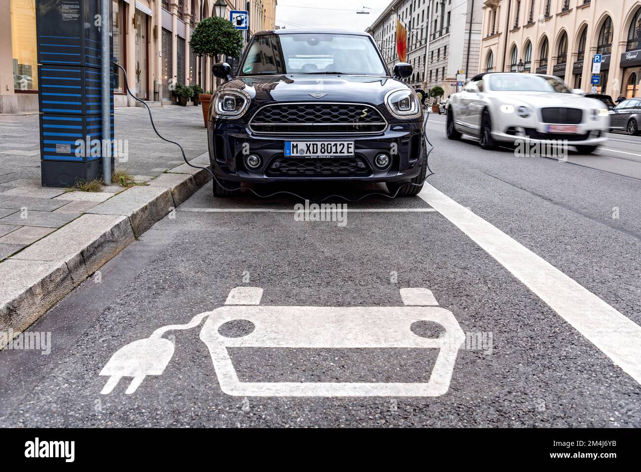 Mini voiture électrique, véhicule électrique, charge de véhicule électrique à la station de charge, logo, voiture de luxe de passage, Maximilianstrasse, Munich, Supérieur Banque D'Images