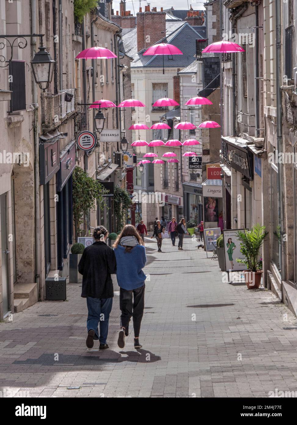 Parapluies roses dans l'air, rue du Commerce, Blois, Département Loire-et-cher, Centre-Val de Loire, France Banque D'Images