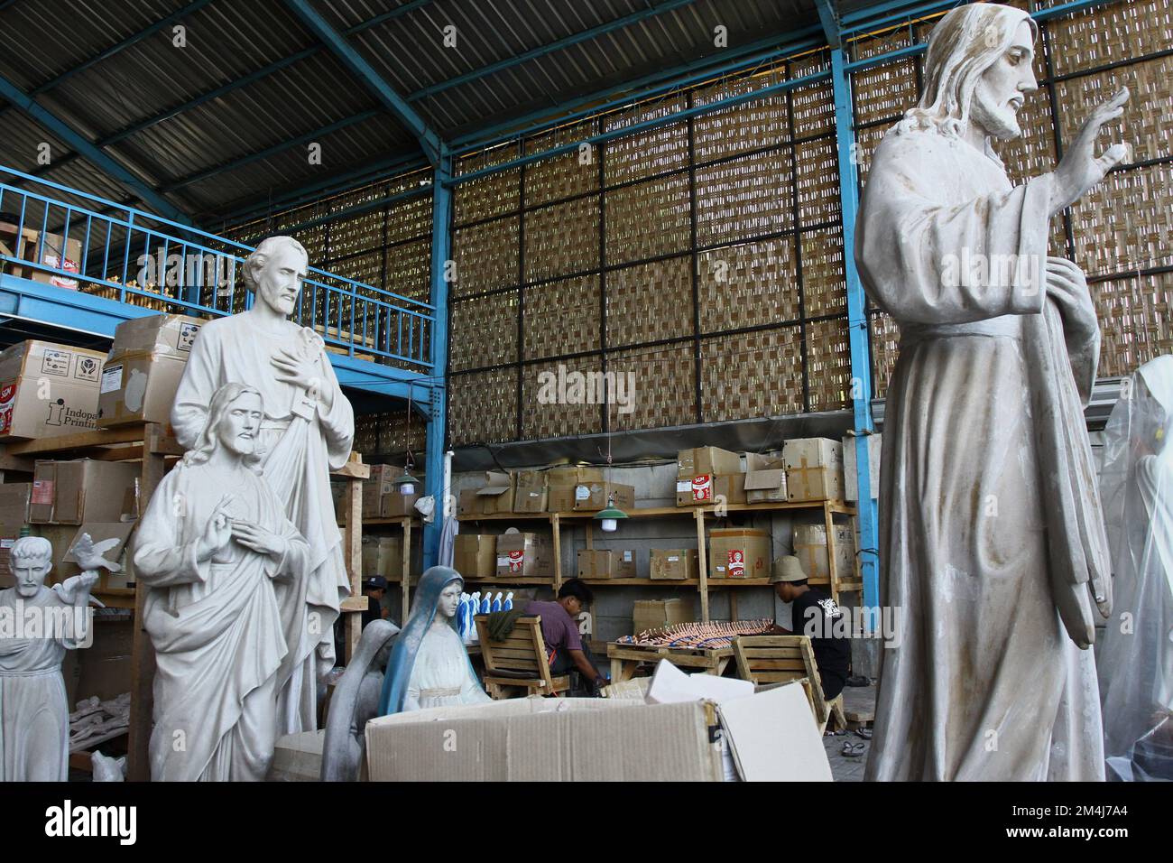 Des statues spirituelles faites par des artisans sont vues dans la région spéciale de Bantul, Yogyakarta. À l'approche de Noël, la demande de statues spirituelles de toutes formes et de toutes tailles a augmenté. Banque D'Images