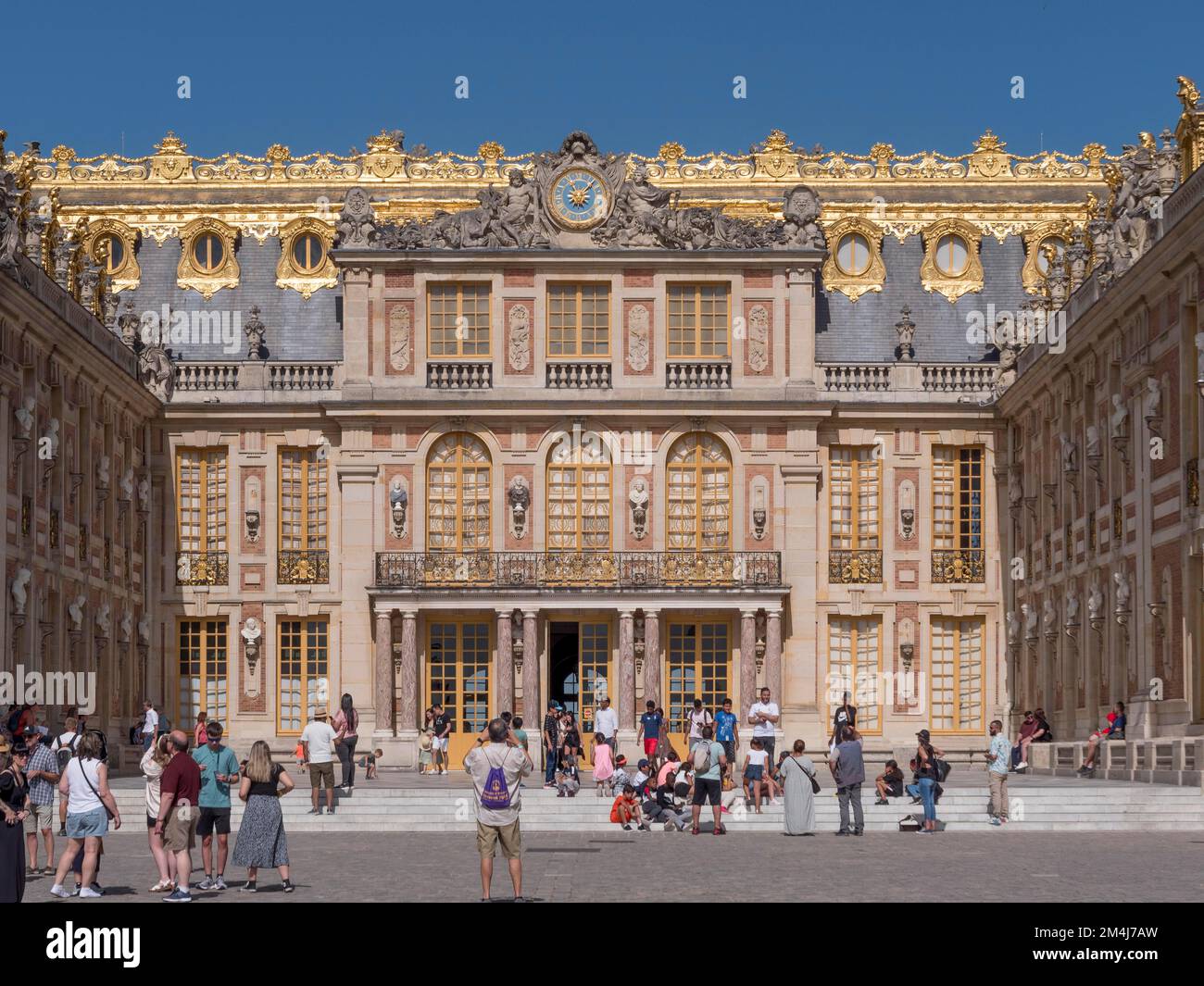 Vue sur l'entrée du château de Versailles, site classé au patrimoine mondial de l'UNESCO, Yvelines, Ile-de-France, France Banque D'Images