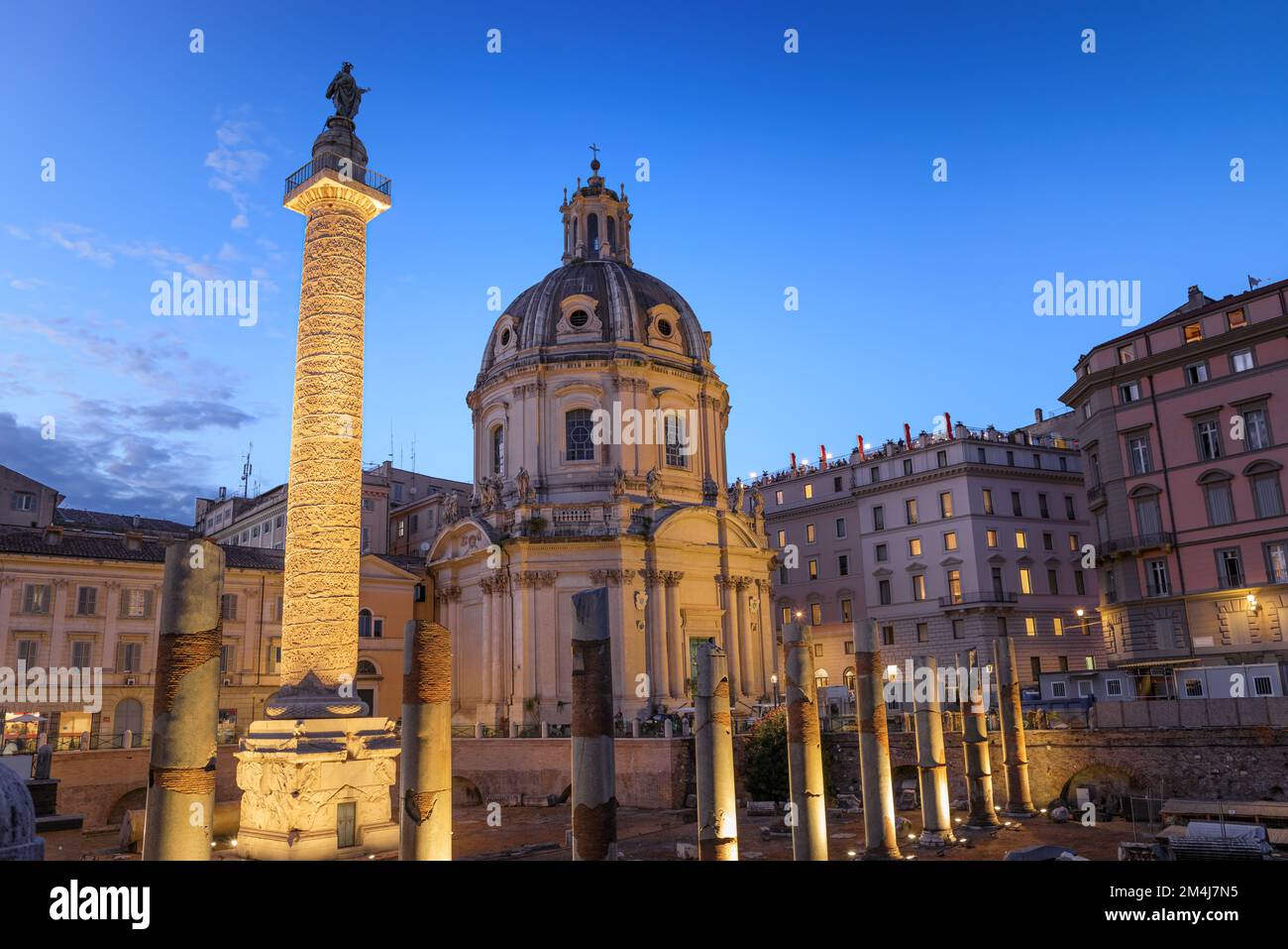 Vue urbaine de Rome : le Forum de Trajan et l'Église du très Saint nom de Marie, Italie. Banque D'Images