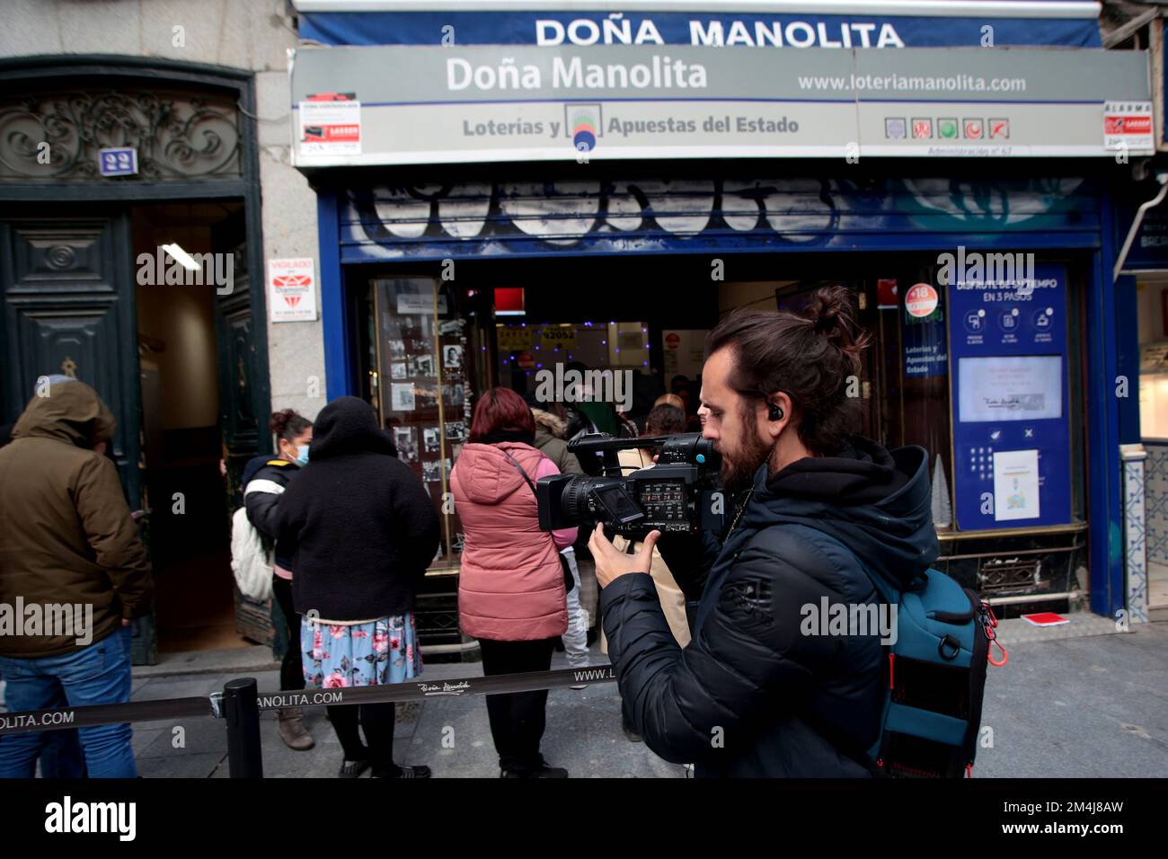 Madrid, Espagne; 21.12.2022.- les médias transmettent le phénomène social. Faites la queue pour acheter au Doña Manolita (le plus célèbre lieu de Madrid) billet pour un tirage de Noël extraordinaire, connu sous le nom de loterie de Noël, l'un des tirages de loterie les plus importants et populaires qui se tient en Espagne chaque 22 décembre, La première fois que la loterie a été tirée à Noël a été sur 18 décembre 1812 à Cadix. Cette année, il se tient au Teatro Real de Madrid. Il fait partie des tirages de la loterie nationale. Dont le prix maximum est appelé Gordo (Fat), depuis 2011 il a une valeur de quatre millions d'euros par billet, 400 000 euros par dixième ou Banque D'Images