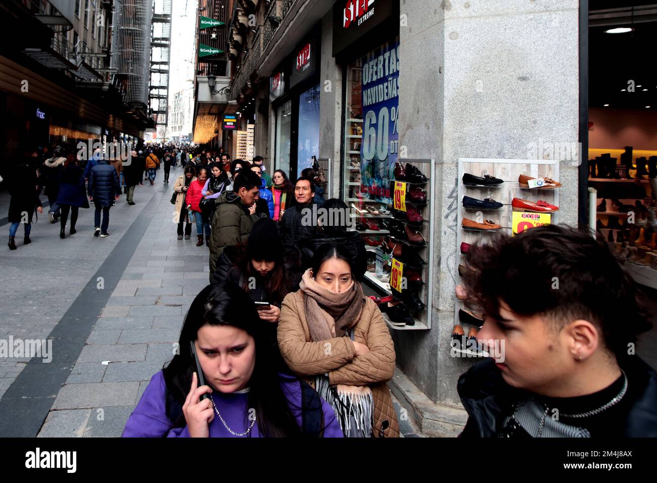 Madrid, Espagne; 21.12.2022.- faire la queue pour acheter à Doña Manolita (le plus célèbre lieu de Madrid) billet pour le tirage de Noël extraordinaire, connu sous le nom de loterie de Noël, l'un des tirages de loterie les plus importants et populaires qui est tenu en Espagne chaque 22 décembre, La première fois que la loterie a été tirée à Noël a été sur 18 décembre 1812 à Cadix. Cette année, il se tient au Teatro Real de Madrid. Il fait partie des tirages de la loterie nationale. Dont le prix maximum est appelé Gordo (Fat), depuis 2011, il a une valeur de quatre millions d'euros par billet, 400 000 euros par dixième ou 20 000 euros par euro misé. Photo : Banque D'Images