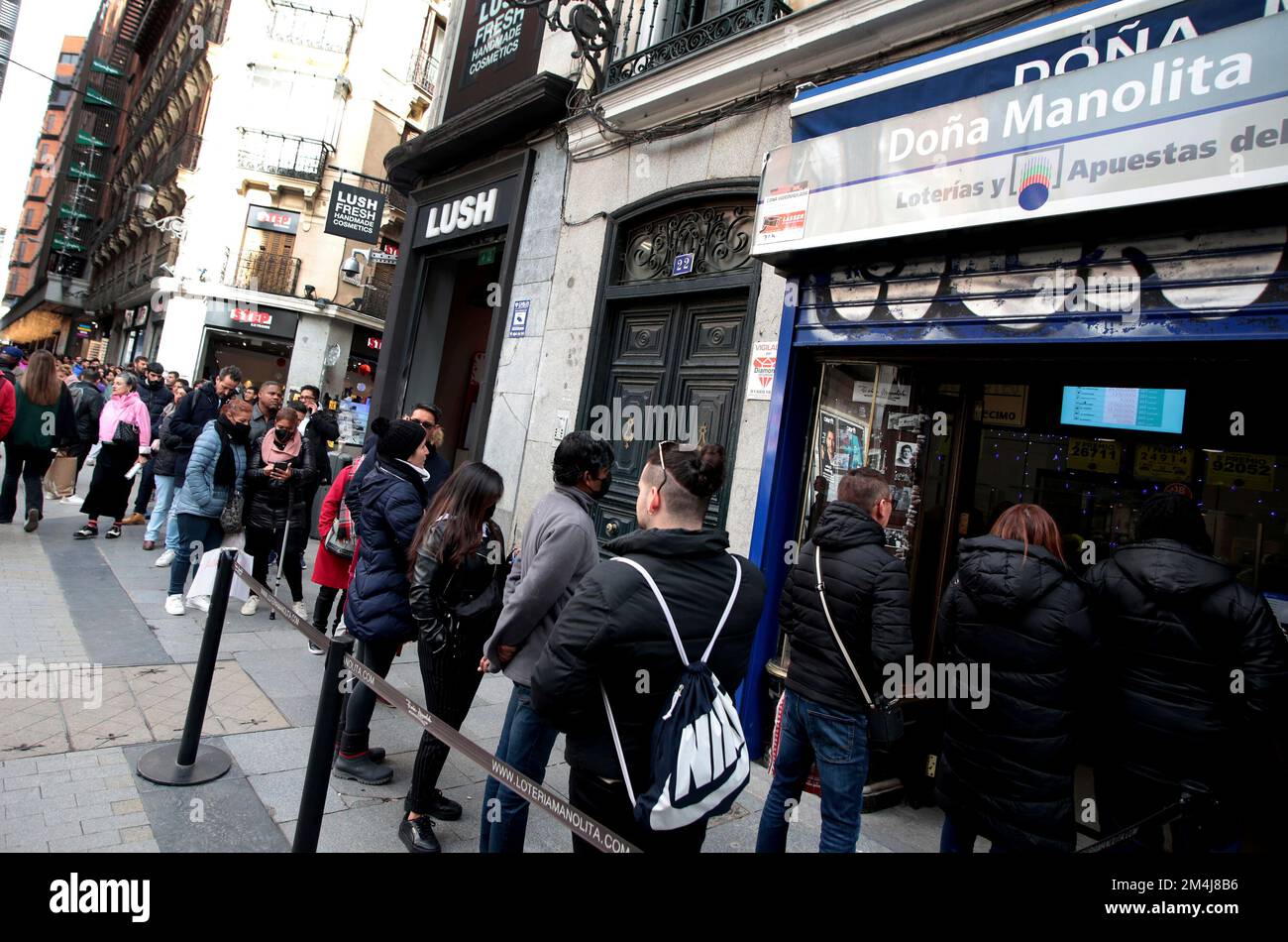 Madrid, Espagne; 21.12.2022.- faire la queue pour acheter à Doña Manolita (le plus célèbre lieu de Madrid) billet pour le tirage de Noël extraordinaire, connu sous le nom de loterie de Noël, l'un des tirages de loterie les plus importants et populaires qui est tenu en Espagne chaque 22 décembre, La première fois que la loterie a été tirée à Noël a été sur 18 décembre 1812 à Cadix. Cette année, il se tient au Teatro Real de Madrid. Il fait partie des tirages de la loterie nationale. Dont le prix maximum est appelé Gordo (Fat), depuis 2011, il a une valeur de quatre millions d'euros par billet, 400 000 euros par dixième ou 20 000 euros par euro misé. Photo : Banque D'Images